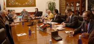  La delegaci&oacute;n de la Plataforma, durante la reuni&oacute;n en la Oficina del Defensor del Pueblo.