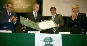El rector de la Universidad de Ciencias Empresariales y Sociales, Gastón O’Donnell, entrega el título de ‘honoris causa’ al embajador de España, Rafael Estrella, en presencia de Juan Carlos Barinaga y Pedro Bello.