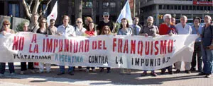  Dirigentes de la Plataforma contra el franquismo hacen su primera marcha en Plaza de Mayo, en Buenos Aires.