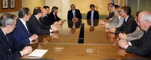El ministro Jorge Lemus, junto a los homenajeados. 