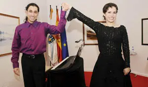  Los artistas saludan al p&uacute;blico asistente al concierto.