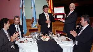El alcalde de Outes entrega una placa del Ayuntamiento a la asociación.