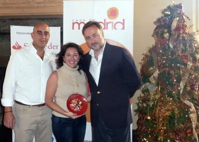 Presidente y vicepresidente de la Casa entregaron un obsequio a Pilar Méndez por su colaboración.