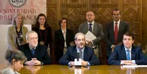 El rector Hernández Ruipérez, Fernández Mañueco y el director de la Fundación, Jordi Folgado.