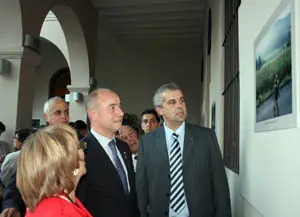 L&oacute;pez Dobarro, acompa&ntilde;ando a Santiago Camba, en el recorrido de la muestra &lsquo;Miradas en el Camino de Santiago&rsquo;, en la ciudad de C&oacute;rdoba. 