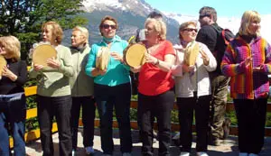 Integrantes del grupo de cantareiras, con el glaciar de fondo.