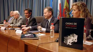 Miguel Ángel Revilla y Vicente Mediavilla presidieron la presentación del libro.