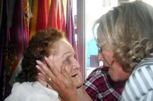 Caridad Saldaña recibe el cariño de la presidenta de la Diputación de Salamanca, Isabel Jiménez, el año pasado.