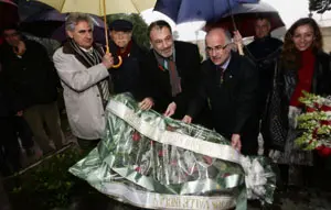  Roberto Varela deposit&oacute; un ramo de flores en la tumba de Valle-Incl&aacute;n.