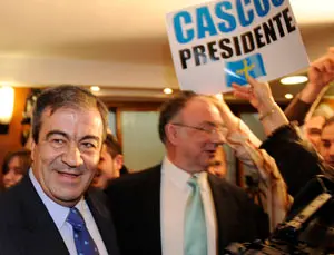  Francisco Álvarez-Cascos, jaleado por algunos simpatizantes en Oviedo.