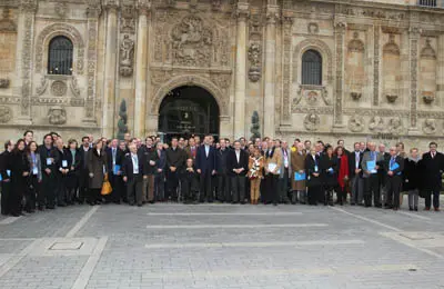 Foto de familia de los dirigentes del Partido Popular que asistieron a la clausura de la Cumbre, junto a responsables del PP en distintos países.