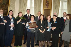  Pilar Pin y el embajador posan junto a todos los galardonados en la emotiva ceremonia celebrada en La Haya.