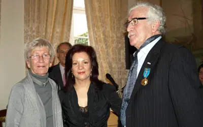  La directora general, con el condecorado Emiliano Ruiz y su esposa.