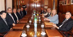  Santiago Camba y Alejandro L&oacute;pez, con los miembros del Patronato de la Fundaci&oacute;n Galicia Sa&uacute;de en una reuni&oacute;n mantenida el pasado mes de octubre en Buenos Aires.