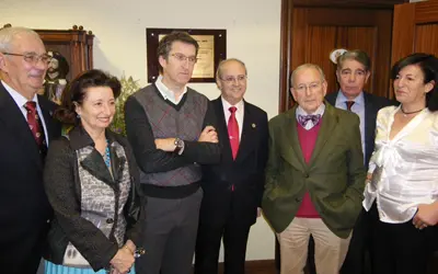  Feij&oacute;o posa ante la placa conmemorativa del 75&ordm; aniversario de la Instituci&oacute;n.