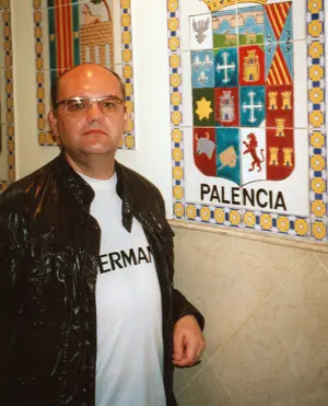 Francisco José Rodríguez Velasco, junto al escudo de Palencia.