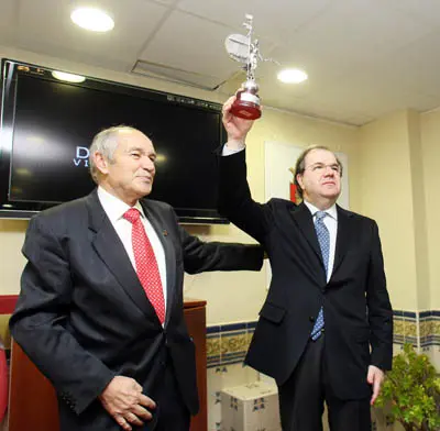 José Colinas hizo entrega de un obsequio, con la Giraldilla, al presidente Juan Vicente Herrera.