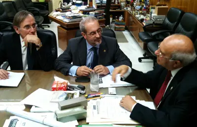 Daniel Hernández Ruipérez y Alejandro Esteller, con el rector de la Universidad de Panamá, Gustavo García.