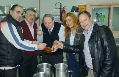 Los participantes prueban la fabada.