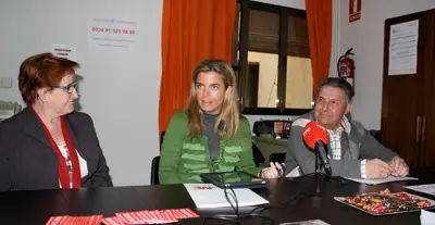 Victoria Cristóbal y Ángel Llorente, durante la presentación del teléfono.