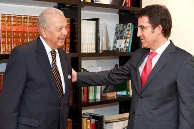  N&uacute;&ntilde;ez Feij&oacute;o saluda a Sergio Romero Pizarro. 