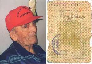 A la izda., José González. A la dcha., el documento.