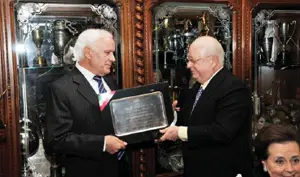 El presidente del Centro Asturiano, Manuel Arias –izda.–, entregó al cónsul una bandeja de plata de regalo.