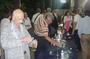  Un instante del brindis que se celebr&oacute; tras el encuentro proselitista.