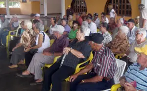Los emigrantes más necesitados acudieron a la Casa Canaria a recibir las ayudas del Gobierno de Canarias.