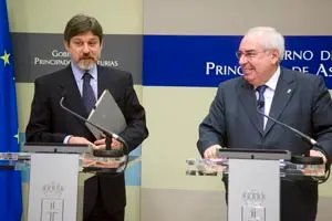  Paulo César de Oliveira y Vicente Álvarez Areces, durante el acto de la firma del convenio.