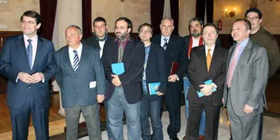 Alfonso Fernández Mañueco y Félix Colsa, junto a varios de los autores del libro en Salamanca.
