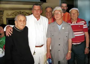 Enrique Vigistaín –2º por la izda.–, junto a mayores astures.