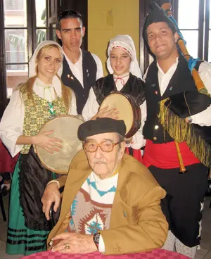 Onésimo Naviera Valle, junto a gaiteros asturianos.