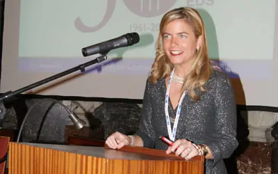 La directora de la AME presentando la Agencia a la EDS, (European Democrat Students), en su 50 aniversario.