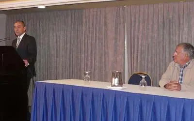 Paulino Rivero se dirige a los medios de comunicación, acompañado del presidente de CC en Venezuela, Matías Morales.