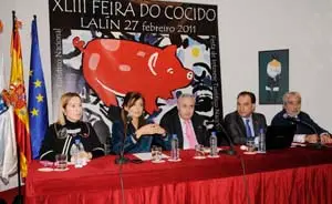  Un momento de la presentaci&oacute;n, con el cartel de la Feria, dise&ntilde;ado por Ant&oacute;n Pulido.