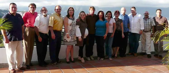  La Junta Directiva del CAC, el cónsul general de España, el consejero de Trabajo e Inmigración y el equipo de ‘Magazine Español’, en la Terraza del CAC.