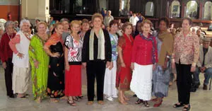  El grupo de moda, junto a la presidenta, Juana Caridad Fern&aacute;ndez &ndash;en el centro&ndash;.