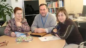 La viceconsejera de Emigración, Teresa Ordiz; el presidente del Centro Asturiano de Castellón, Javier Álvarez; y la directora de la Agencia Asturiana de Emigración, Begoña Serrano, durante su encuentro de la semana pasada.