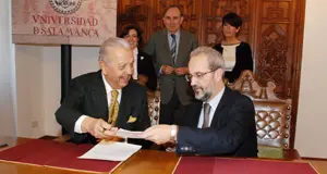 El rector de la Universidad de Salamanca, Daniel Hernández, y el embajador de Chile en España, Sergio Romero.