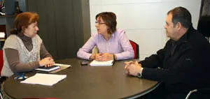 Un momento del encuentro entre Pilar Burgo, Begoña Serrano y Gaspar Revuelta. 