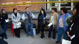 El pintor explica al p&uacute;blico el significado de una obra pensada para reivindicar la cultura amerindia. 