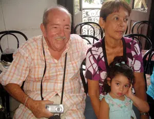 Manolo Pérez, junto a su esposa y nieta, durante la celebración del aniversario de la entidad.