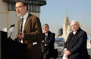  Roberto Varela, durante su intervenci&oacute;n, acompa&ntilde;ado por Juan Miguel Hern&aacute;ndez y Peter Eisenman.