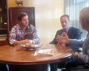  El cocinero Seamus Mullen, durante su encuentro con el consejero.