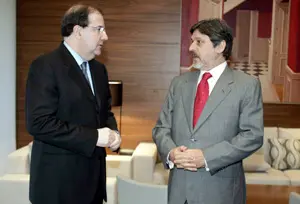 El presidente de la Junta, Juan Vicente Herrera, con el embajador de Brasil en España, Paulo César de Oliveira.