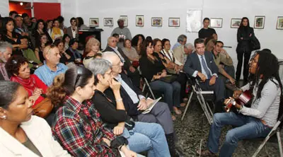 Numerosas personas asistieron al acto en el que también hubo actuaciones musicales.