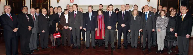  Foto de familia del presidente de la Xunta, Alberto N&uacute;&ntilde;ez Feij&oacute;o, con los c&oacute;nsules acreditados en Galicia.