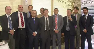  El embajador de Espa&ntilde;a en Brasil, Carlos Alonso Zald&iacute;var &ndash;cuarto por la izquierda&ndash;, posa con los empresarios que firmaron el acuerdo. 