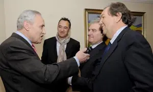  Paz Gago &ndash;de frente&ndash; con Jos&eacute; Ram&oacute;n &Oacute;nega &ndash;izda.&ndash; y C&eacute;sar Antonio Molina &ndash;2&ordm; dcha.&ndash; y Jos&eacute; Manuel Otero Lastres, en la presentaci&oacute;n del libro.